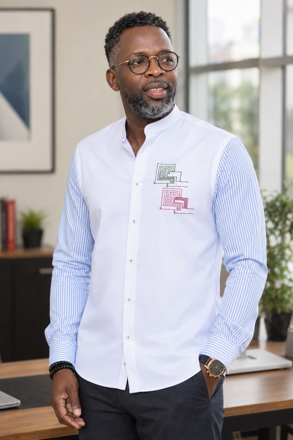 Chemise blanche KORHA rehaussée de broderies, présentée sur mannequin